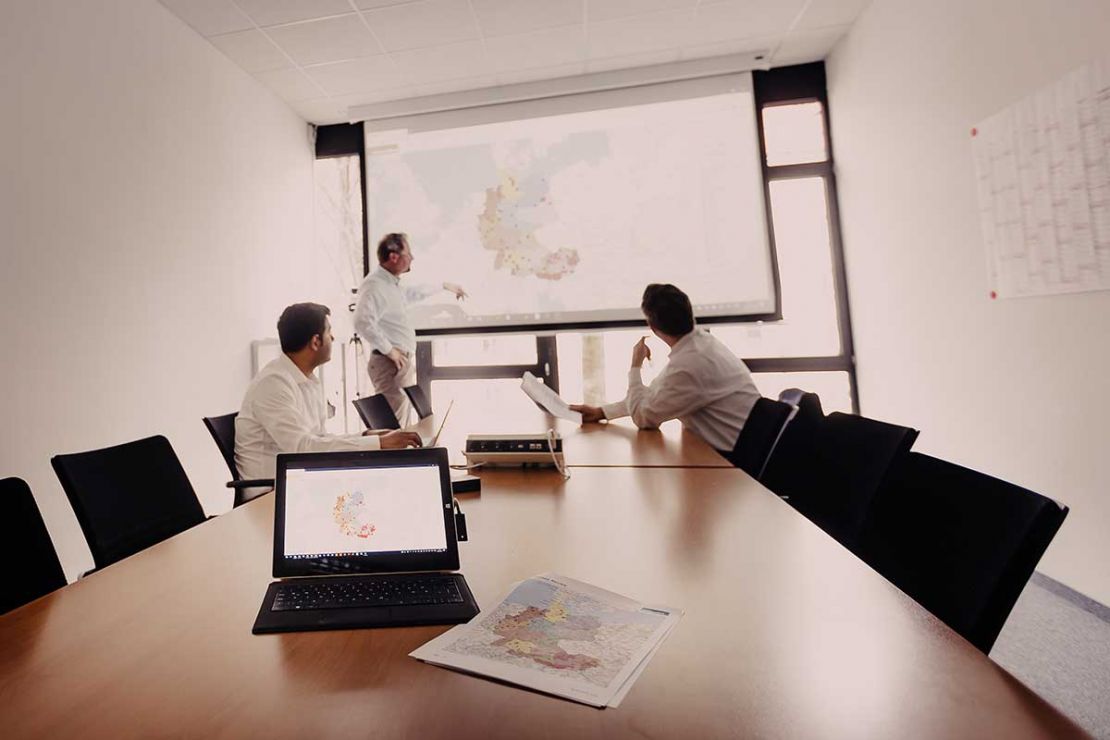 Location Intelligence braucht Daten, Software und die richtigen Methoden Location Intelligence braucht Daten, Software und die richtigen Methoden