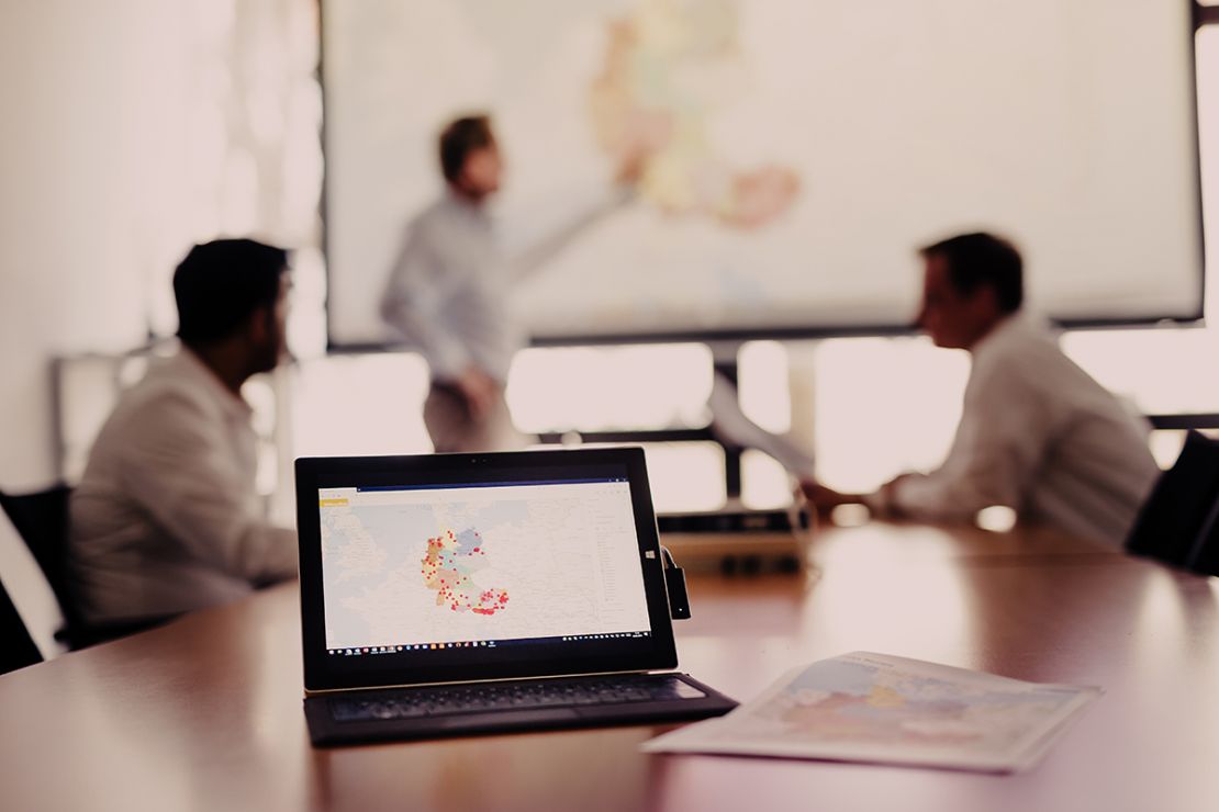 Business Review-Situation mit WIGeWeb-Reporting auf Beamer, Tablet und als Ausdruck Business Review-Situation mit WIGeWeb-Reporting auf Beamer, Tablet und als Ausdruck